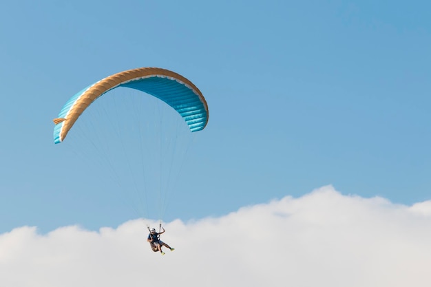 Parapente dans le ciel