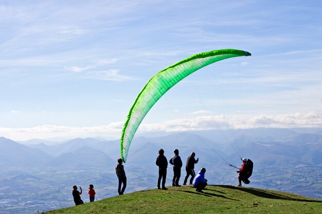 Parapente dans les montagnes, Marches, Italie.