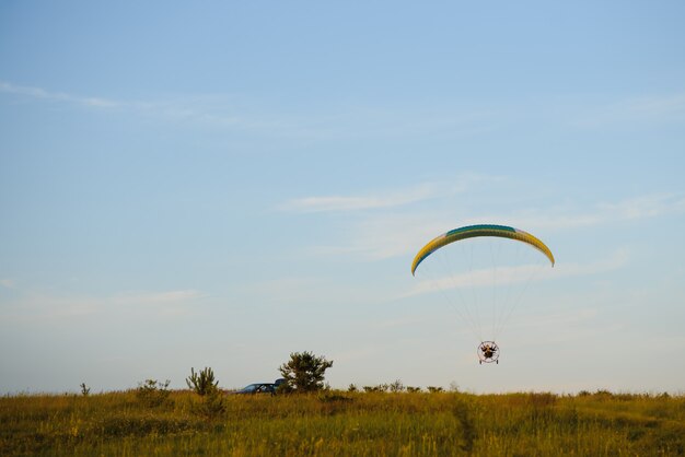 Parapente avec parachute jaune décollant