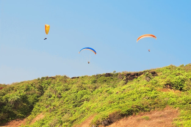 Parapente sur la plage d'Arambol. Nord de Goa, Inde