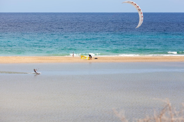 Parapente sur la plage de Fuerteventura