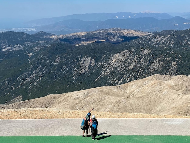 Parapente se préparant à décoller d'une montagne