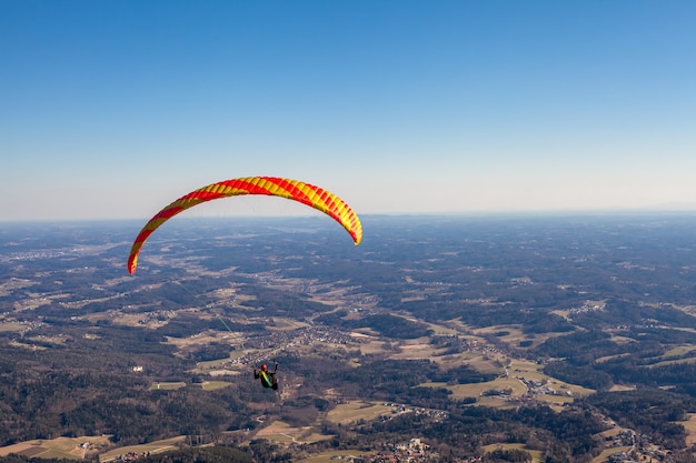 parapente sportif en parachute au-dessus de la campagne