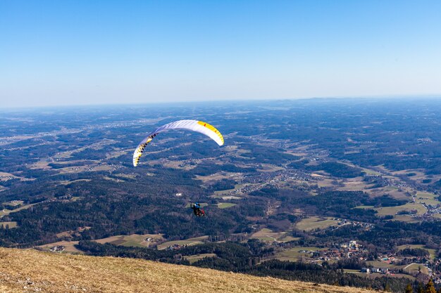 parapente sportif en parachute au-dessus de la campagne