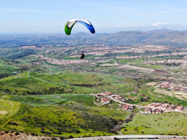 Parapente sur les strops de paraplane moment de vol en plein essor survolant la montagne