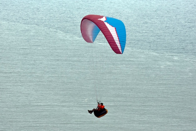 Parapente survolant la mer