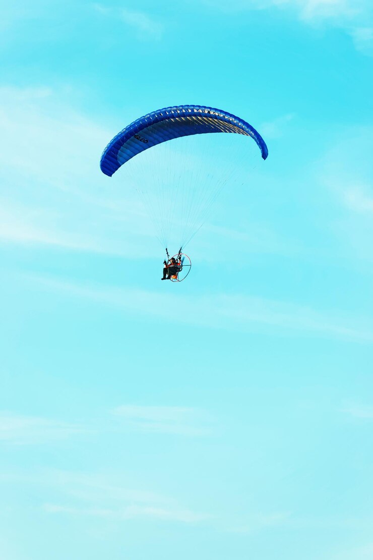 Photo parapente survolant avec le parachute en pologne