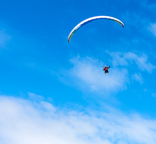 Parapente vole parapente dans le ciel.