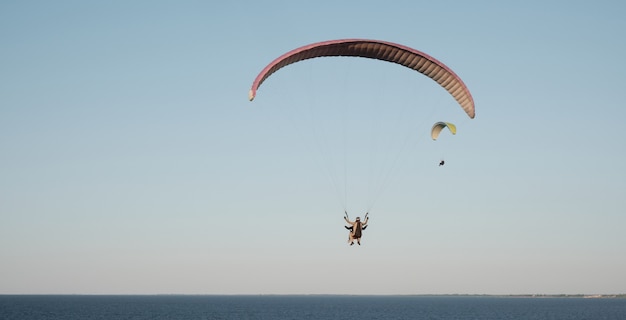 Parapentes contre le ciel bleu