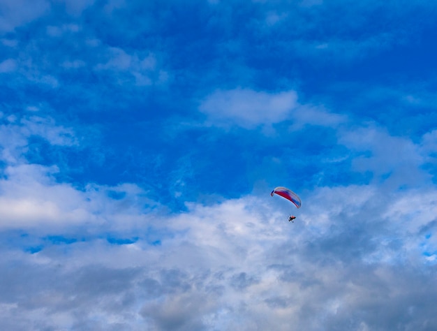 Parapentes avec moteur avec ciel bleu