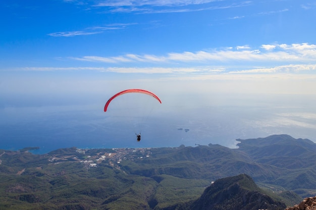 Des parapenteurs volant d'un sommet de la montagne Tahtali près de la province de Kemer Antalya en Turquie Concept de style de vie actif et d'aventure sportive extrême