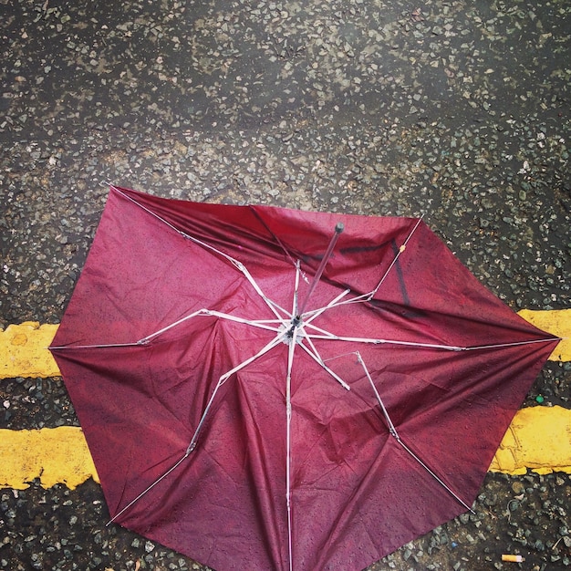 Photo un parapluie abandonné sur la route