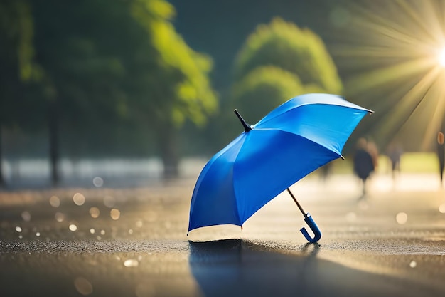 Un parapluie bleu est sur une route mouillée avec le soleil qui brille dessus.