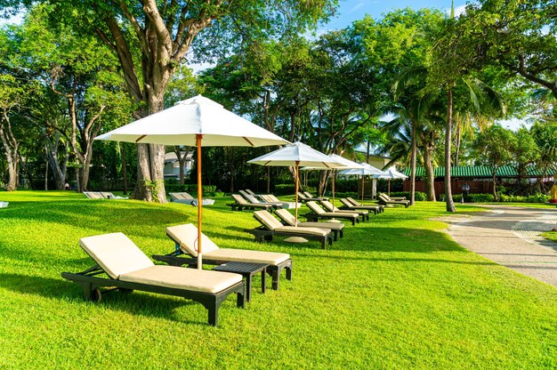 Parapluie et chaise dans le jardin pour prendre un bain de soleil ou se détendre