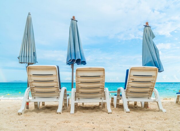 Parapluie et chaise de luxe sur la plage