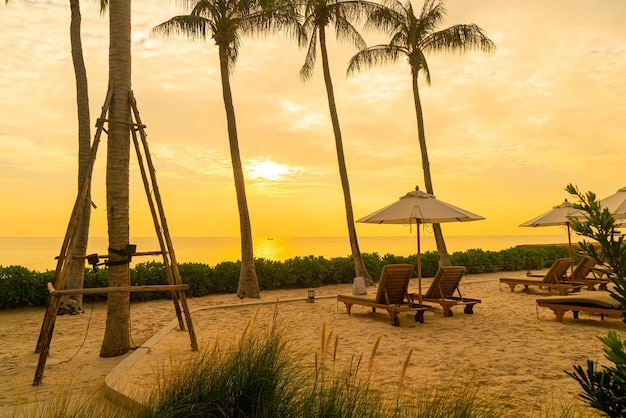 parapluie avec chaise de plage et fond de mer océanique - concept de vacances et de vacances