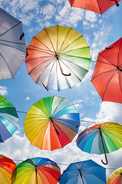 Parapluie coloré et ciel bleu. Manisa / Turquie