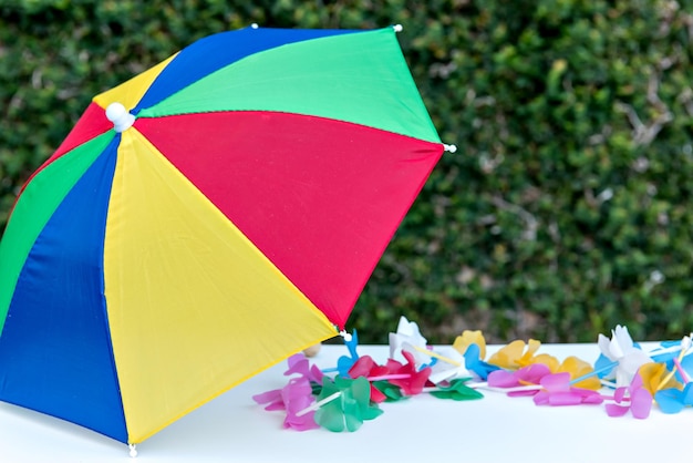 Parapluie coloré et collier coloré Carnaval Brésil