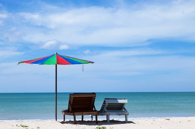 Parapluie coloré sur la plage en été