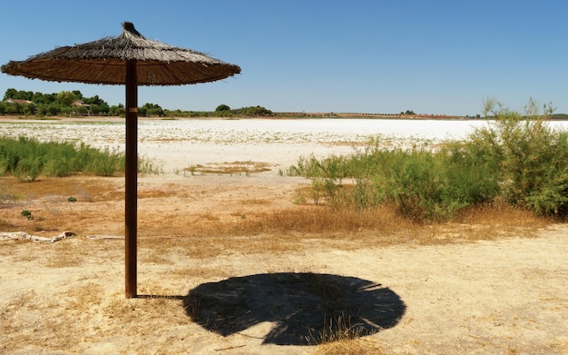 Photo parapluie dans le lagon salé sec