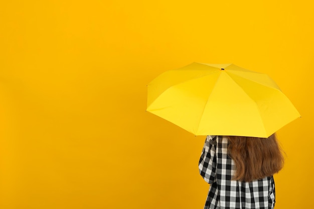 Un parapluie entre les mains d'une personne