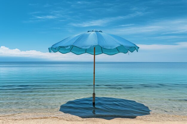 Parapluie d'été bleue à l'arrière-plan photographie de mer