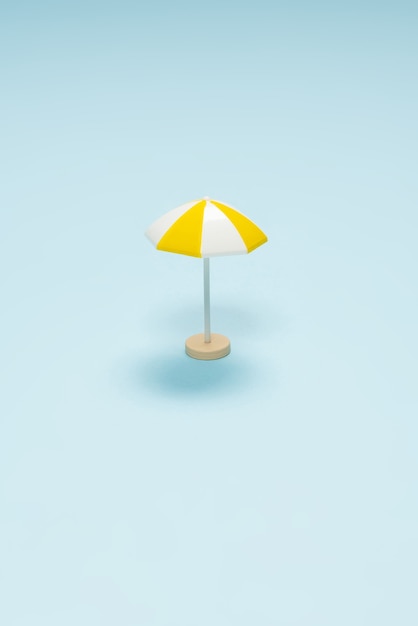 Parapluie jaune sur fond bleu. Espace de copie.