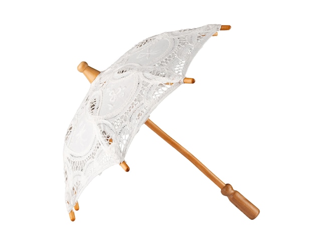 Parapluie de mariage en dentelle blanche sur un manche en bois isoler sur fond blanc