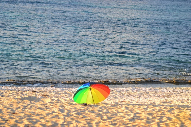 Parapluie multicolore sur la plage