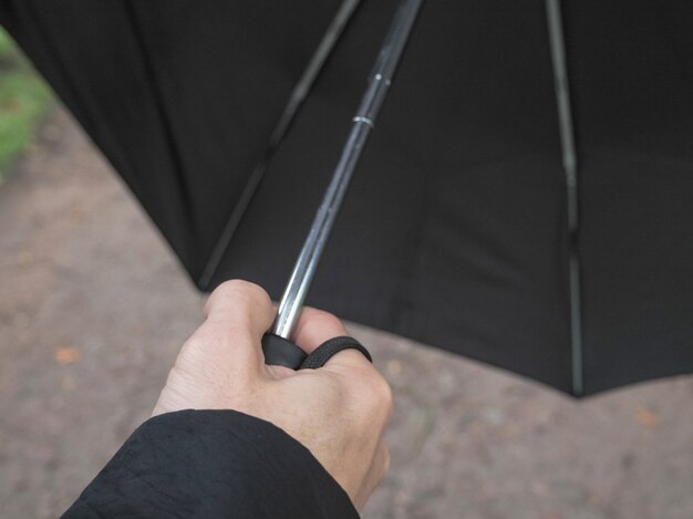 Un parapluie noir dans la main d'un homme