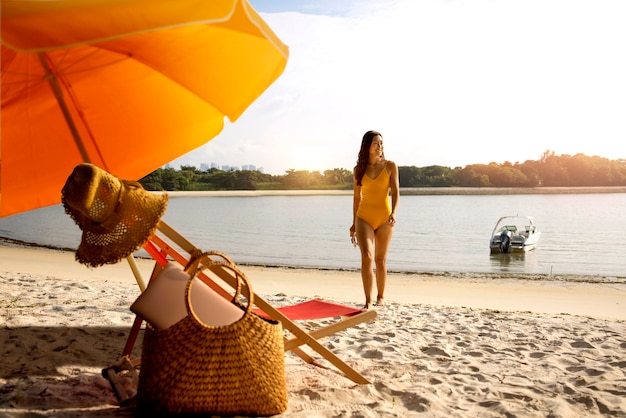 Parapluie orange sur la plage