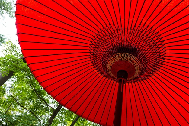 Parapluie oriental en papier rouge