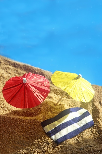 Parapluie sur la plage contre le ciel bleu