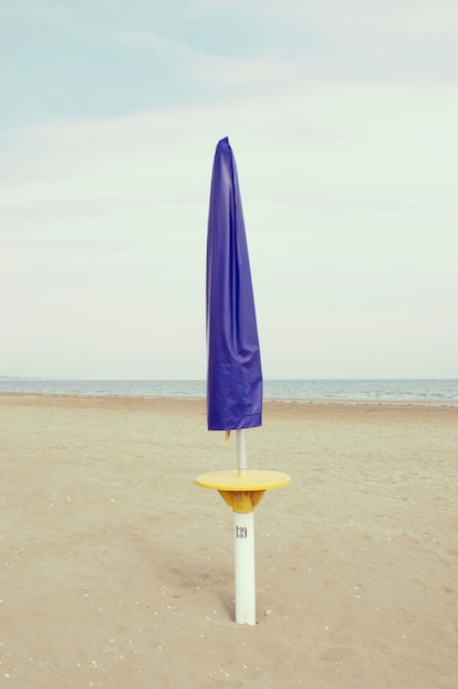 Photo parapluie sur la plage contre le ciel