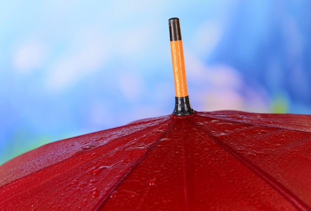 Photo parapluie rouge sur fond clair