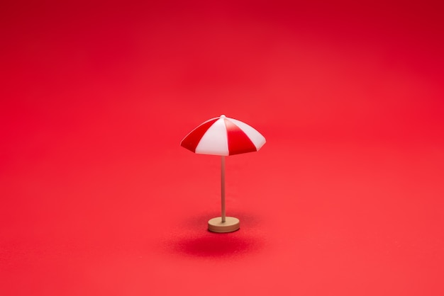 Parapluie rouge sur fond rouge. Espace de copie.