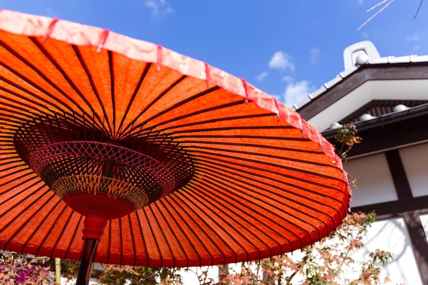 Parapluie rouge japonais