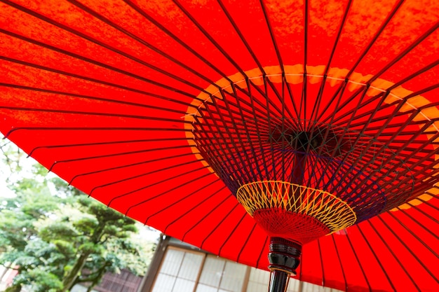 Parapluie rouge en papier japonais