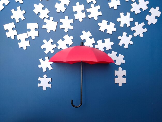 Parapluie rouge avec puzzle blanc