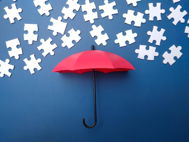 Parapluie rouge avec puzzle blanc