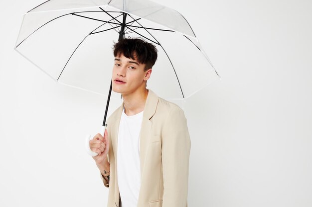 Parapluie transparent pour homme un homme dans une veste légère