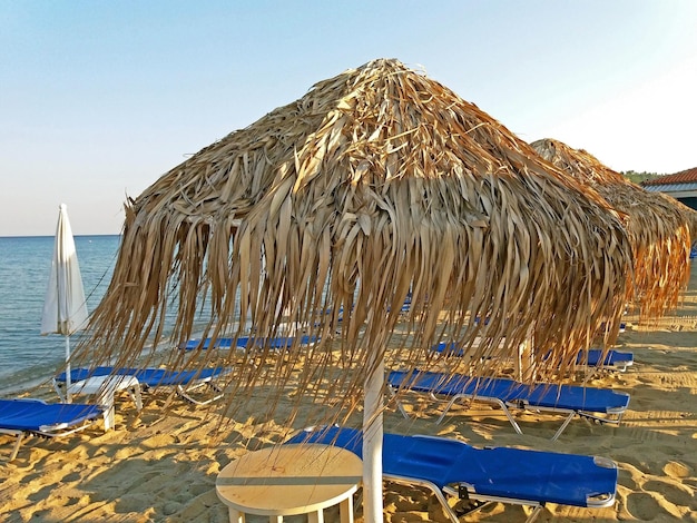 Parapluie sur la zone de repos plage Grèce