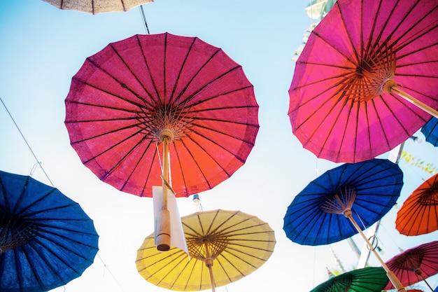 Parapluies accrochés au ciel.