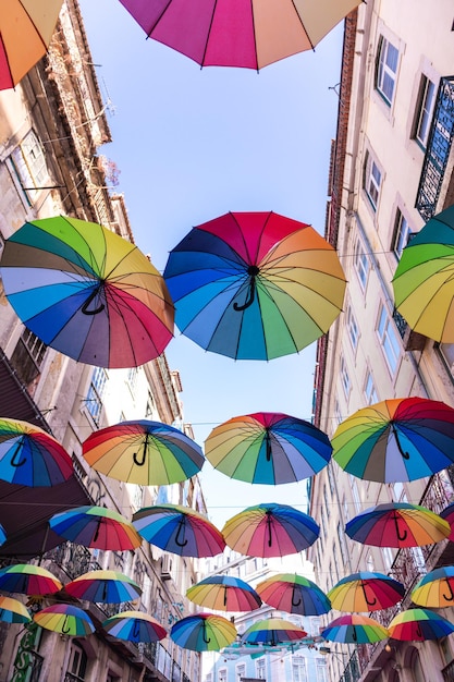 Parapluies arc-en-ciel décorant une rue à lisbonne, portugal