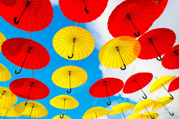 Parapluies colorés dans le ciel. Décoration de rue.