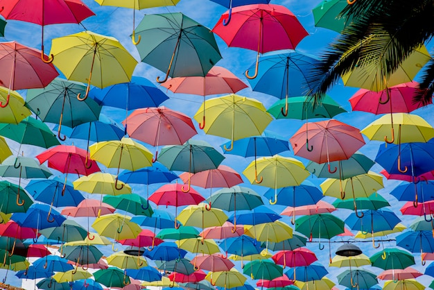 Parapluies colorés flottant dans le ciel