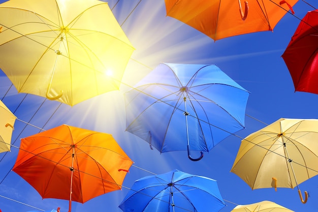 Parapluies colorés sur fond de ciel bleu. photo de haute qualité