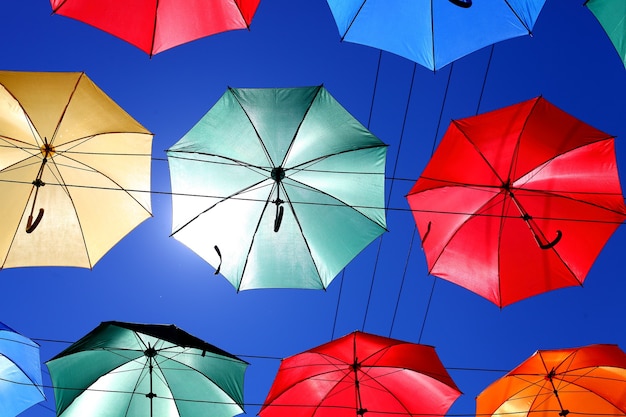 Parapluies colorés sur fond de ciel bleu. photo de haute qualité