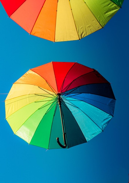 Parapluies colorés suspendus au-dessus de la rue