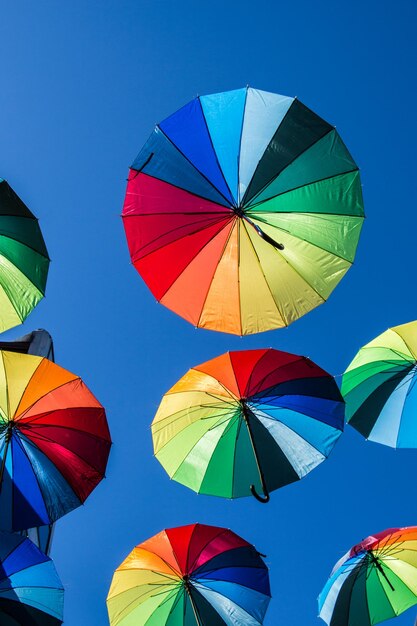 Parapluies colorés suspendus au-dessus de la rue